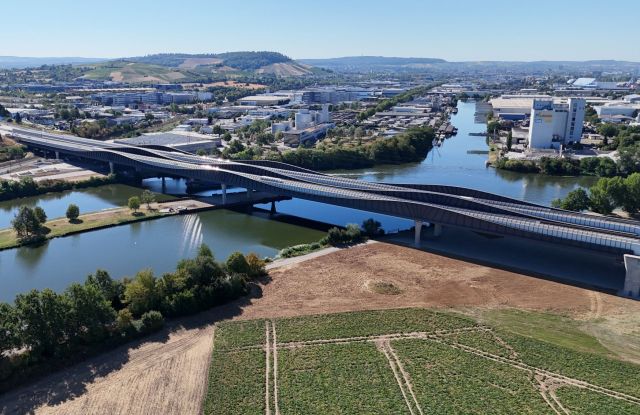 Die Veranstaltung findet auf dem gepflasterten Bereich unter der Brücke, am Radweg angrenzend, statt.
Wir bitten auf umliegende öffentliche Parkmöglichkeiten auszuweichen, da vor Ort keine PKW-Parkplätze vorhanden sind. Fahrrad-Parkplätze sind direkt unter der Brücke ausgeschildert., © Die Autobahn GmbH Die Veranstaltung findet auf dem gepflasterten Bereich unter der Brücke, am Radweg angrenzend, statt.
Wir bitten auf umliegende öffentliche Parkmöglichkeiten auszuweichen, da vor Ort keine PKW-Parkplätze vorhanden sind. Fahrrad-Parkplätze sind direkt unter der Brücke ausgeschildert., © Die Autobahn GmbH
