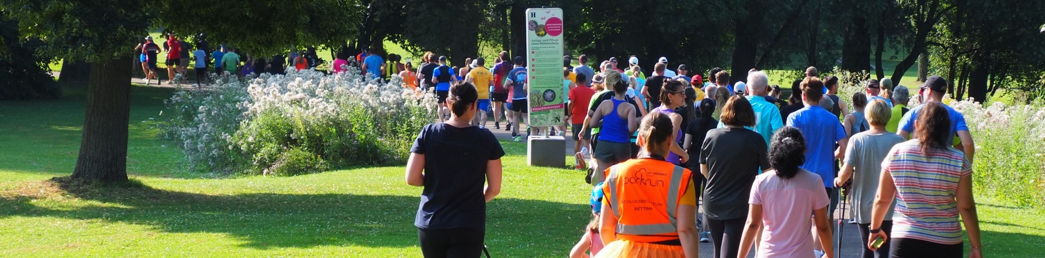 Menschen laufen im Park, © Wertwiesen parkrun Menschen laufen im Park, © Wertwiesen parkrun