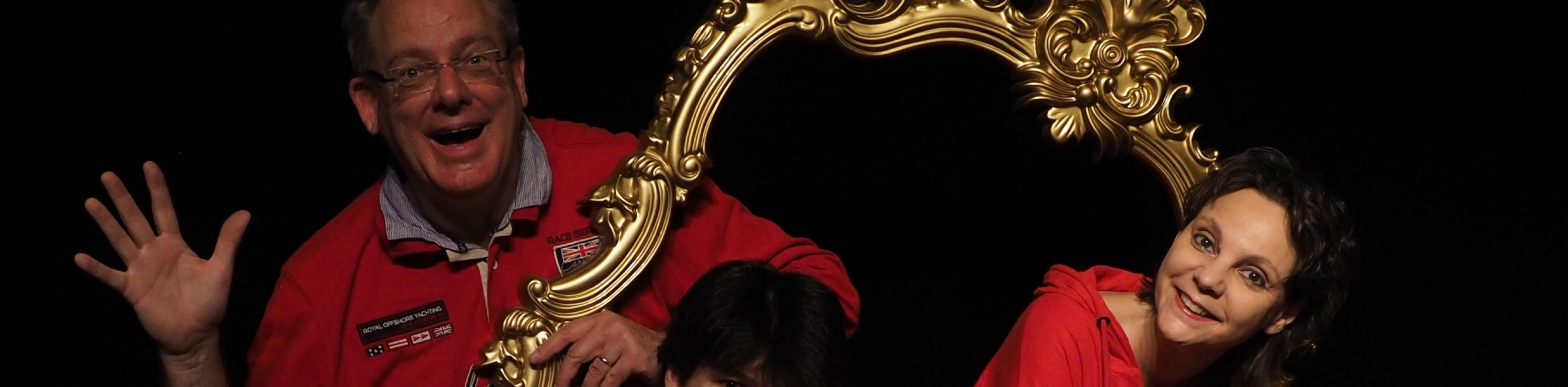 Das Kabarett-Duo PasseparTWO mit Music-Man Malte fällt aus dem Rahmen., © Andreas Kilgus Das Kabarett-Duo PasseparTWO mit Music-Man Malte fällt aus dem Rahmen., © Andreas Kilgus