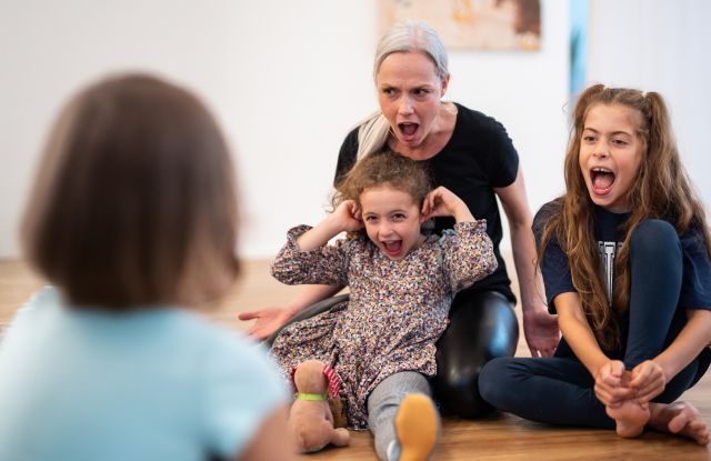 Ein Frau und Kinder die den Mund aufreisen., © Laura Boyson Ein Frau und Kinder die den Mund aufreisen., © Laura Boyson