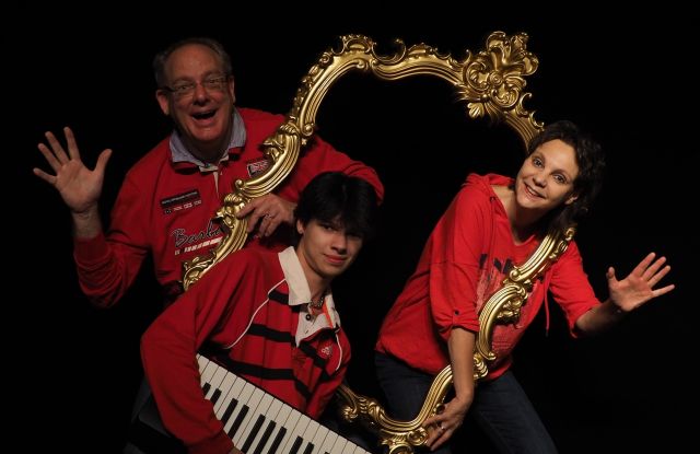 Das Kabarett-Duo PasseparTWO mit Music-Man Malte fällt aus dem Rahmen., © Andreas Kilgus Das Kabarett-Duo PasseparTWO mit Music-Man Malte fällt aus dem Rahmen., © Andreas Kilgus