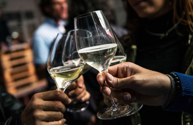 Gruppe stößt mit Wein an Gruppe stößt mit Wein an