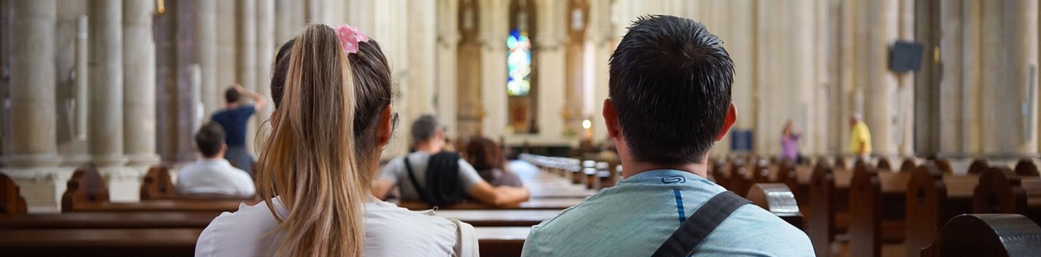 Zwei Personen, die in einer Kirche sitzen., © iphotoklick/Pixabay Zwei Personen, die in einer Kirche sitzen., © iphotoklick/Pixabay