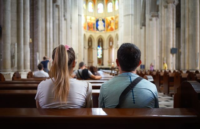 Zwei Personen, die in einer Kirche sitzen., © iphotoklick/Pixabay Zwei Personen, die in einer Kirche sitzen., © iphotoklick/Pixabay