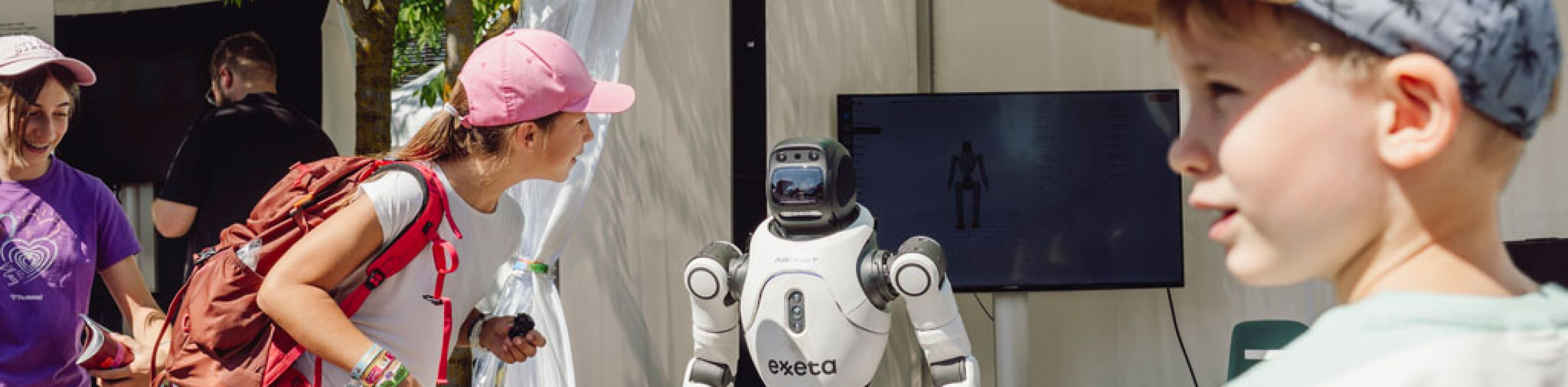 HUMANOIDER ROBOTER
(EXXETA GMBH)
Trefft den menschenähnlichen Roboter
AgiBot X2 Ultra! Sprecht mit ihm, stellt ihm
Fragen und lasst ihn zur Musik tanzen., © IPAI Foundation HUMANOIDER ROBOTER
(EXXETA GMBH)
Trefft den menschenähnlichen Roboter
AgiBot X2 Ultra! Sprecht mit ihm, stellt ihm
Fragen und lasst ihn zur Musik tanzen., © IPAI Foundation