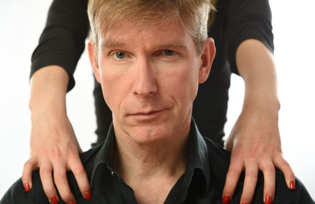 Peter Vollmer. Eine hinter ihm stehende Person legt ihm die Hände auf die Schultern., © Peter Vollmer Peter Vollmer. Eine hinter ihm stehende Person legt ihm die Hände auf die Schultern., © Peter Vollmer