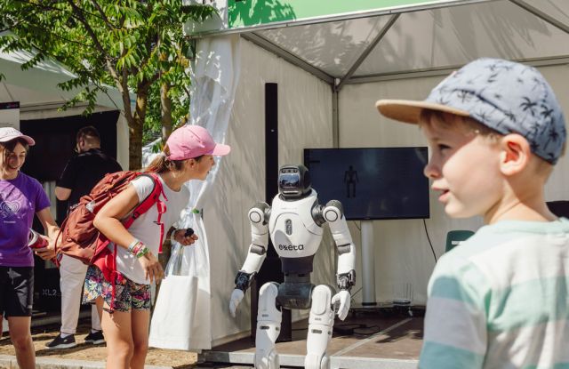 HUMANOIDER ROBOTER
(EXXETA GMBH)
Trefft den menschenähnlichen Roboter
AgiBot X2 Ultra! Sprecht mit ihm, stellt ihm
Fragen und lasst ihn zur Musik tanzen., © IPAI Foundation HUMANOIDER ROBOTER
(EXXETA GMBH)
Trefft den menschenähnlichen Roboter
AgiBot X2 Ultra! Sprecht mit ihm, stellt ihm
Fragen und lasst ihn zur Musik tanzen., © IPAI Foundation