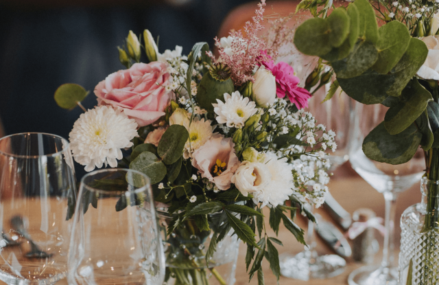 Blumenstrauß auf dem Tisch, © Voltino Restaurant und Catering GmbH & Co. KG
