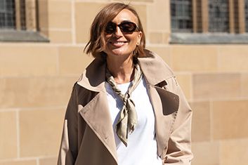 Trenchcoat, wei&szlig;es T-Shirt und ein sch&ouml;nes Seidentuch sind immer ein gutes Outfit., &copy; REY the store