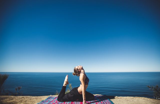 Frau Yoga K&uuml;ste, &copy; Pixaby free download  Pexels