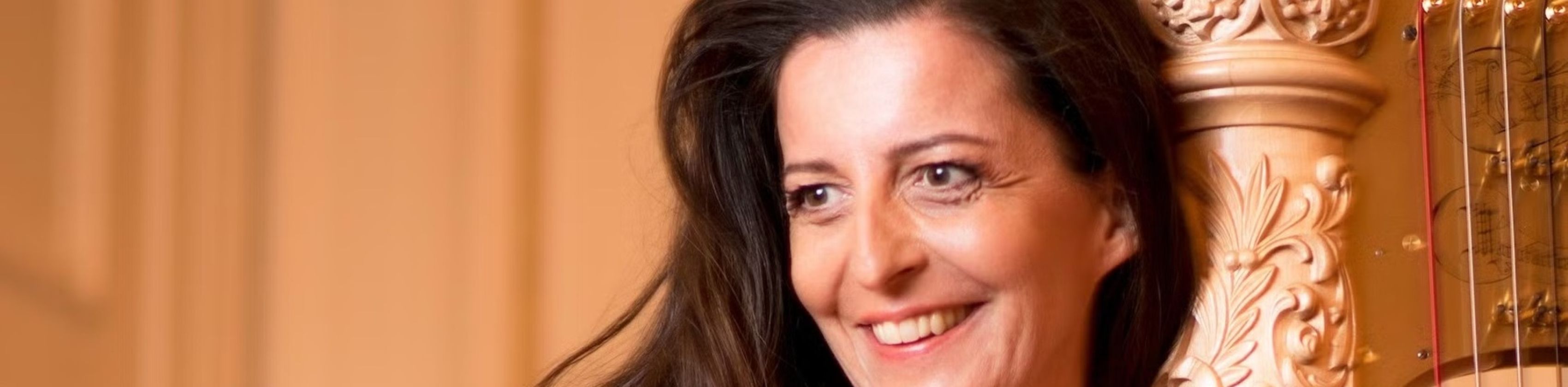 Silke Aichhorn mit Harfe