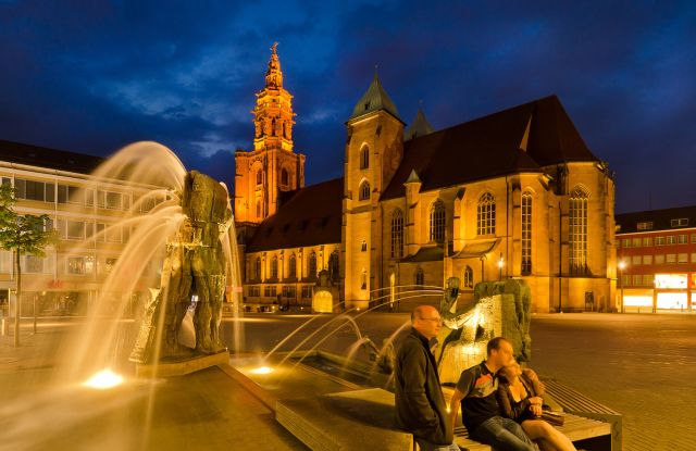 Beleuchtete Kilianskirche am Abend