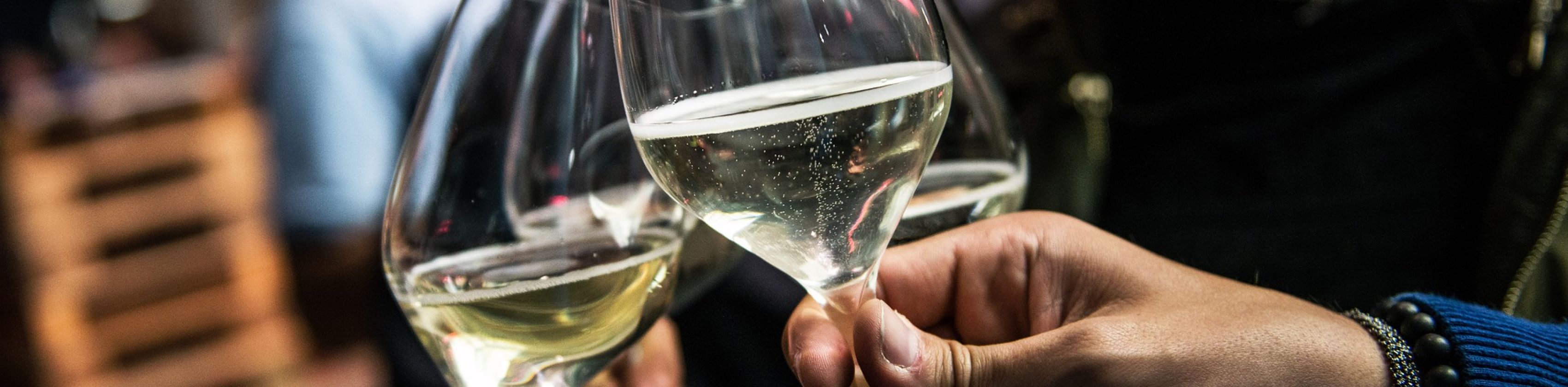 Gruppe stößt mit Wein an
