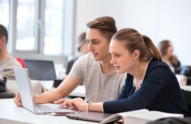 Studierende, die am Laptop arbeiten, &copy; Hochschule Heilbronn