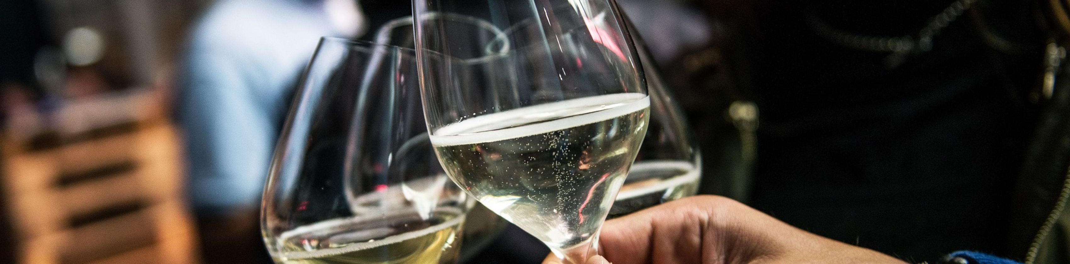Gruppe stößt mit Wein an