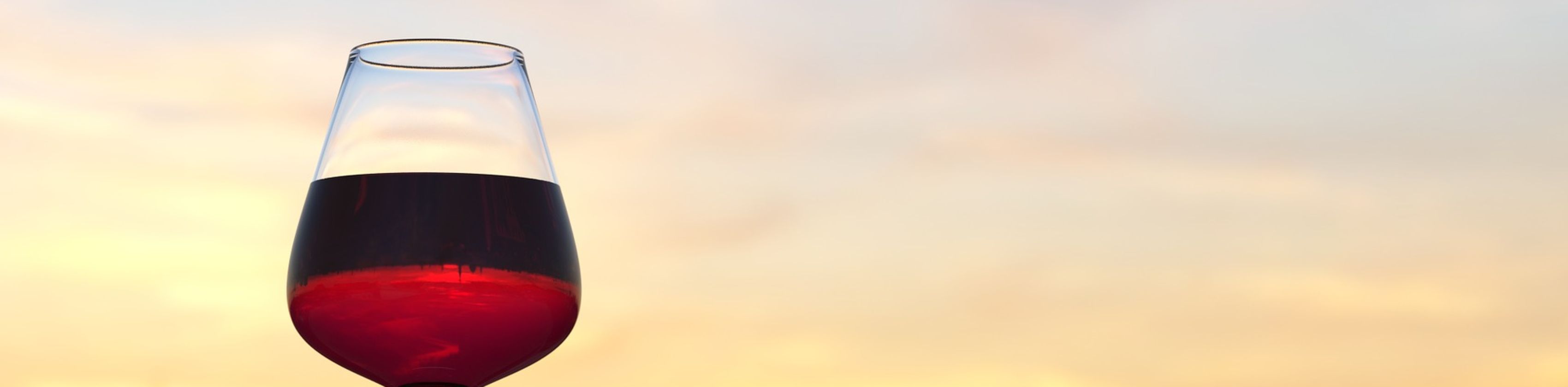 Ein Glas Rotwein bei Sonnenuntergang