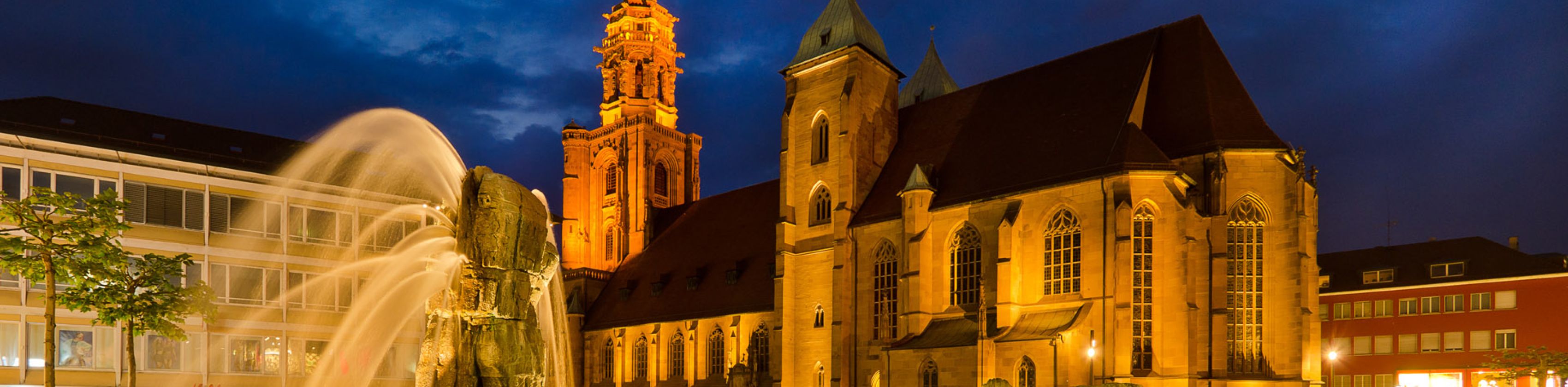 Beleuchtete Kilianskirche am Abend