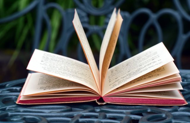 Buch auf einem Stuhl