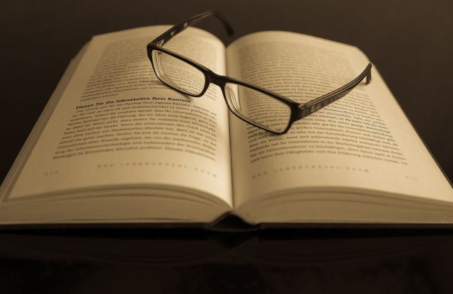 Buch mit Brille
