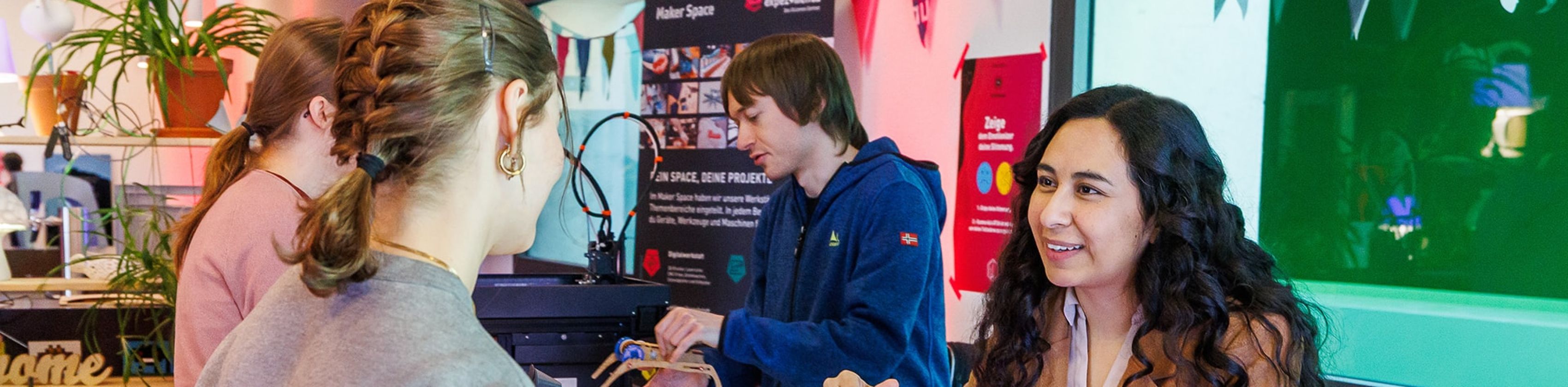 Zwei Frauen sprechen bei der Maker Faire miteinander, &copy; Verwendung nur im Rahmen redaktioneller Berichterstattung &uuml;ber die experimenta Heilbronn gestattet. Quelle: experimenta gGmbH