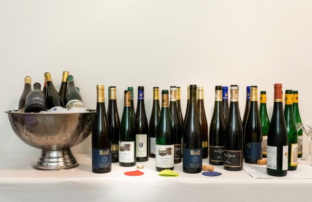 Weintasting in der Weinhandlung
