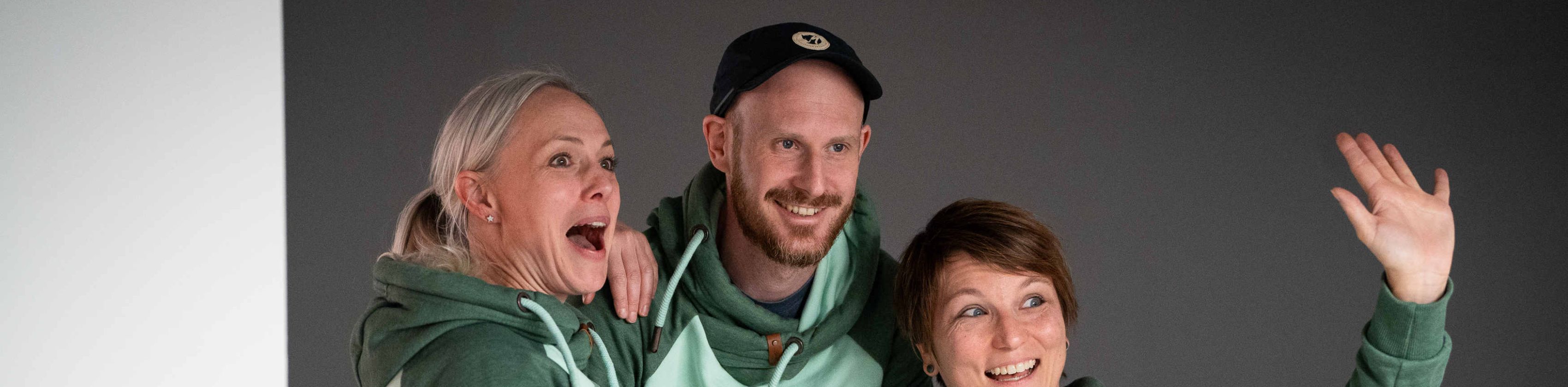 Menschen die lächeln und freundlich kommunizieren., © Laura Boyson