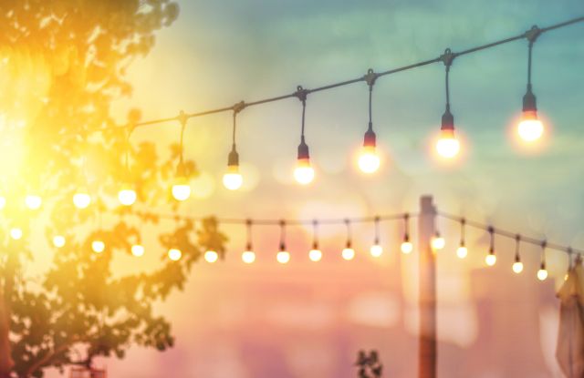 Lichterkette an einem Sommerabend