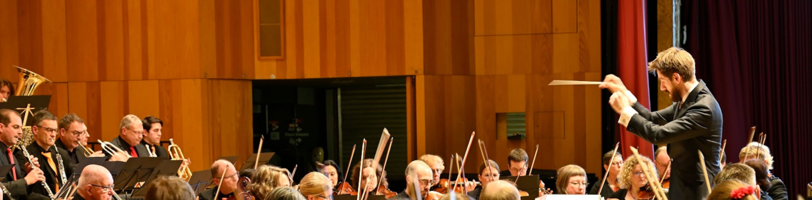 Orchester mit Dirigent Georg Köhler