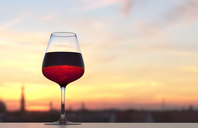 Ein Glas Rotwein bei Sonnenuntergang