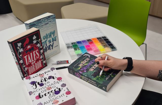 Buchcover bedazzeln &ndash; kleb dich gl&uuml;cklich!