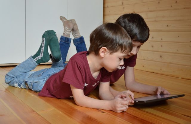 Kinder mit einem Tablet