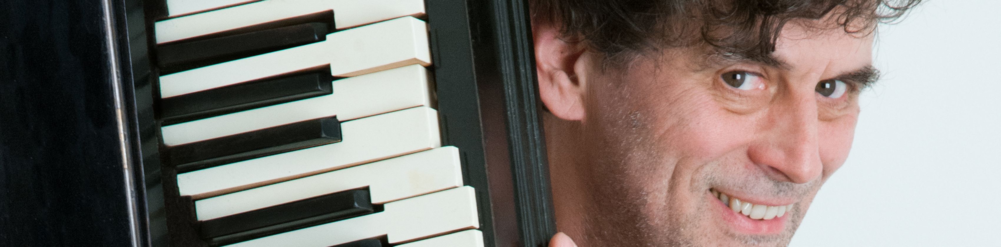 Axel Pätz. Er hält ein Keyboard mit verschobenen Tasten in die Kamera., © Axel Pätz