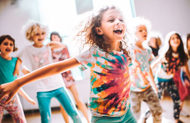 Tanzendes Kind mit Locken., &copy; Adobe