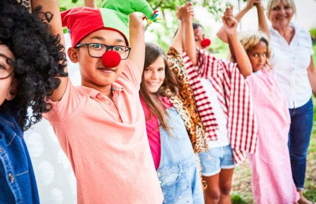 Kinder die Theater spielen und sich verbeugen.