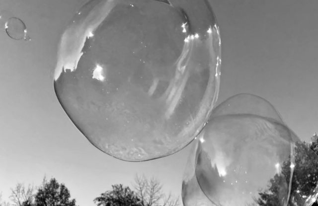 Große Seifenblasen in einem Schwarz-Weiss-Foto