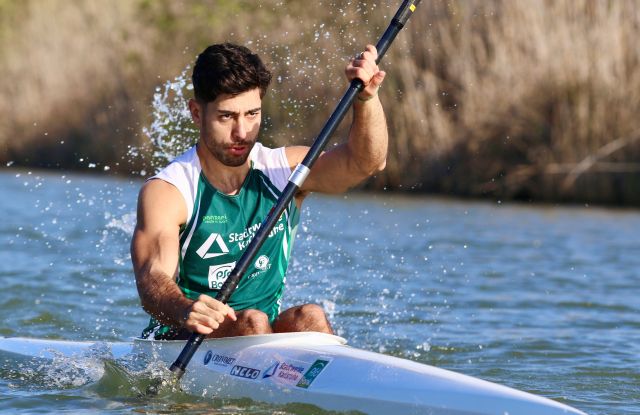 Saeid Fazloula f&auml;hrt mit schnellen Paddelbewegungen in einem Kanu &uuml;ber einen Fluss., &copy; Martina Tirolf