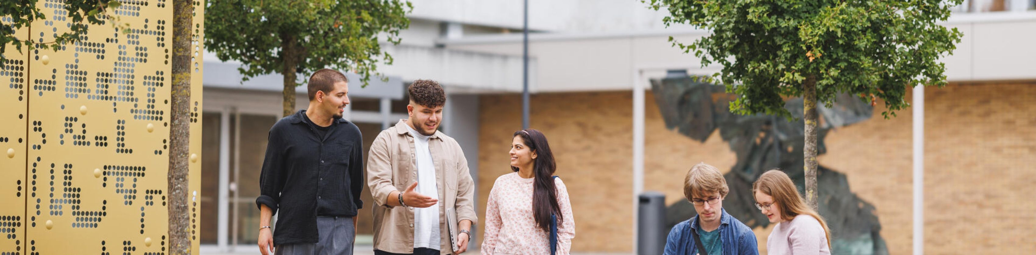 Studenten am Campus, &copy; Hochschule Heilbronn