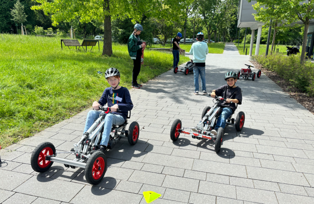 Die Kursteilnehmer sind bereit zum Test Ihrer selbstgebauten elektrischen Fahrzeuge., &copy; Hochschule Heilbronn