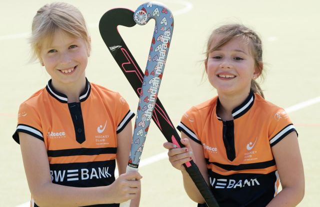 M&auml;dchen mit Hockeyschl&auml;ger