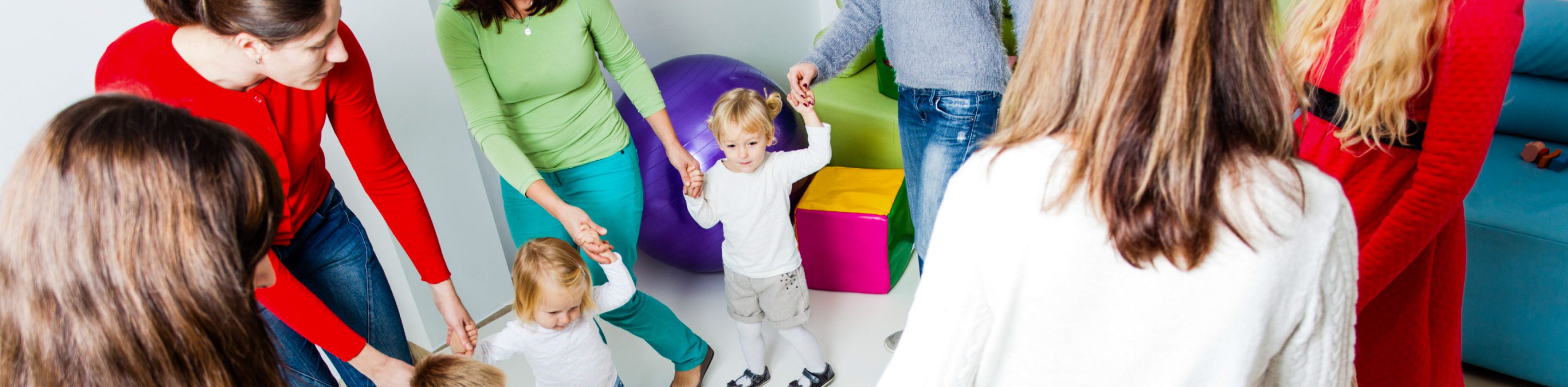 Tanzende Mamas mit Kindern., © Adobe
