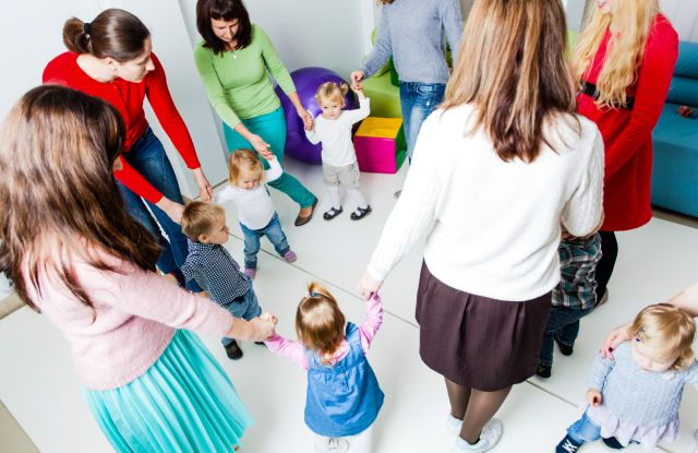 Tanzende Mamas mit Kindern, © Adobe Stockfoto