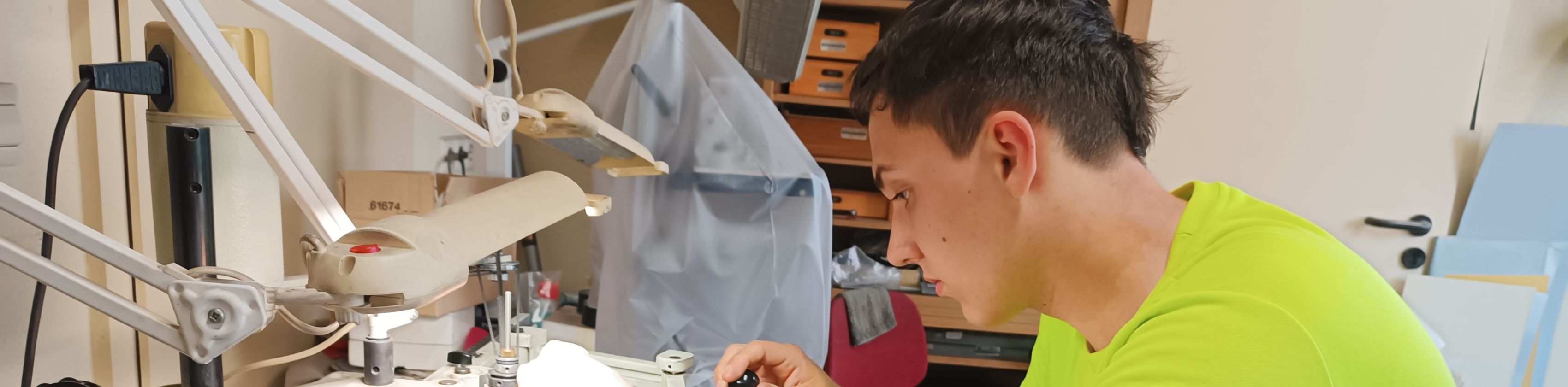 Der Graveur am Werke!, &copy; Messer-Maurer/Copyright