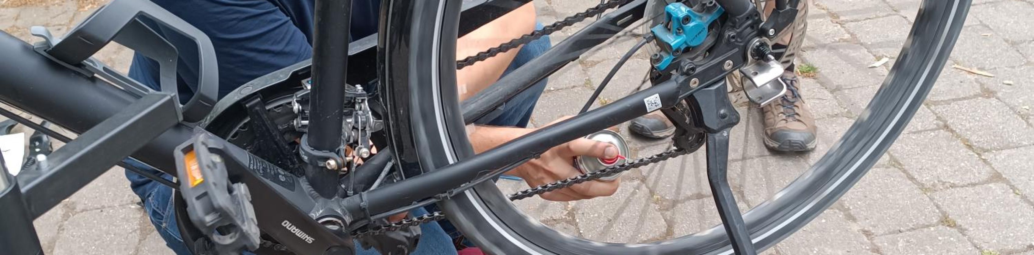 Reparatur auf dem Hof, &copy; Quartierszentrum Hoover-Siedlung