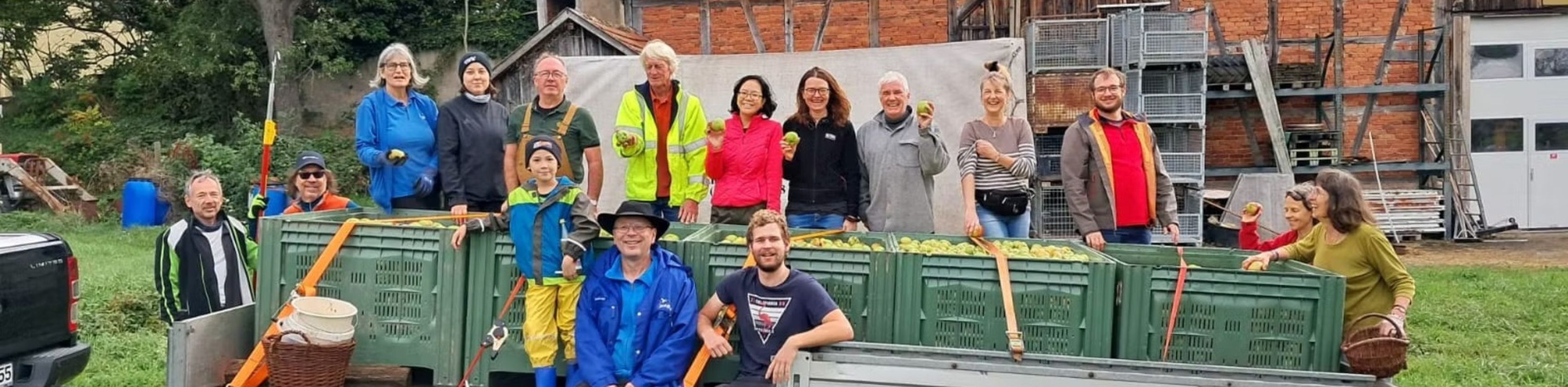 Zusammen Äpfel enten macht Spaß und fördert den Erhalt der Streuobstwiesen in Heilbronn.