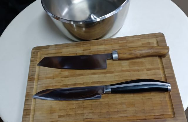 Messer auf Holzbrett