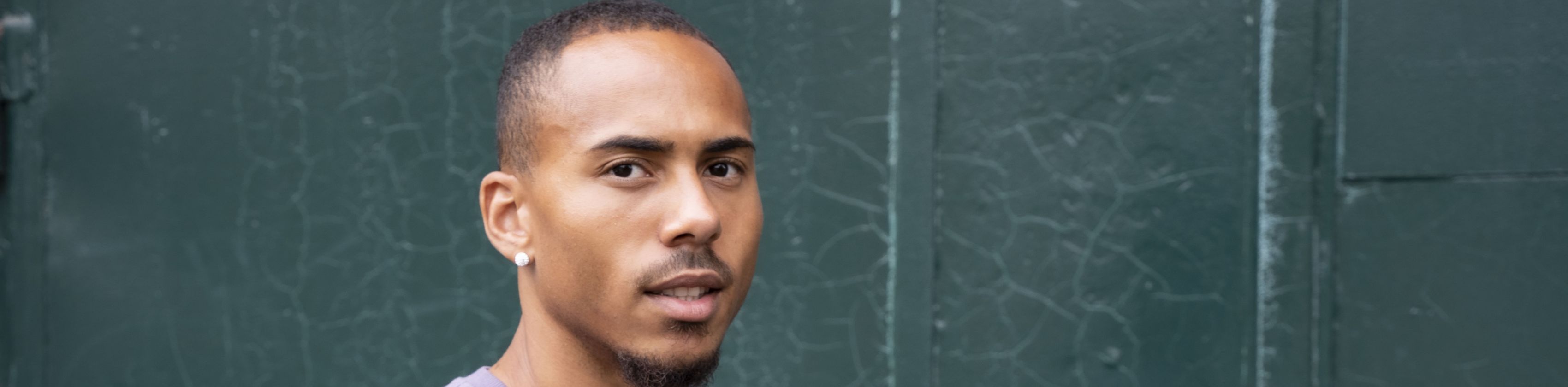 Foto von Robin Afamefuna im T-Shirt vor einer Wand, © Robin Afamefuna