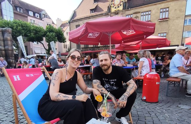 Ein Paar auf dem Heilbronner Abendmarkt
