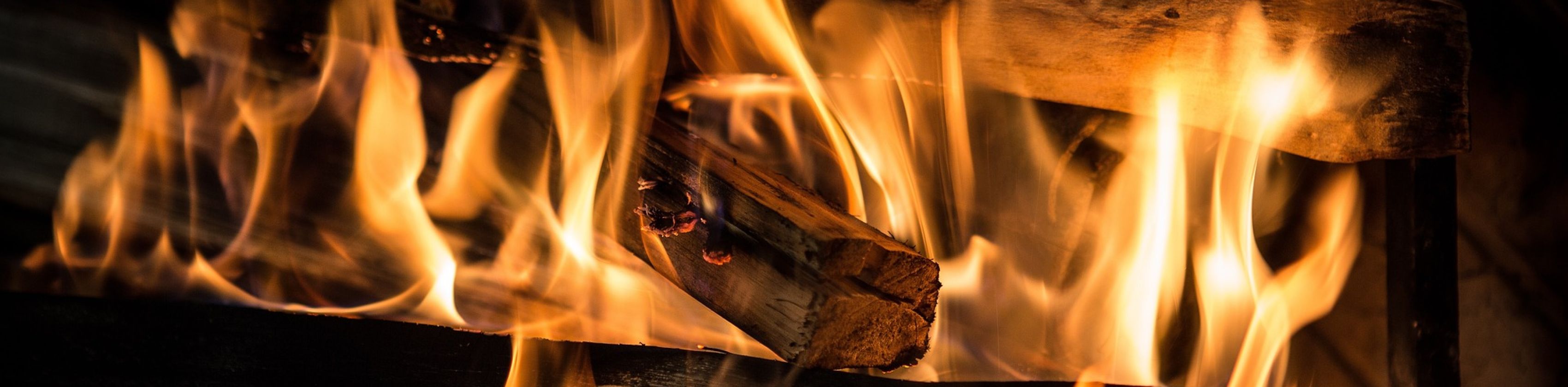 Austausch am Lagerfeuer, © Larry White auf Pixabay
