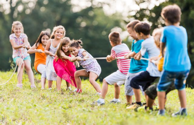 Kinder beim Tauziehen auf dem Heilbronner Kinderfest