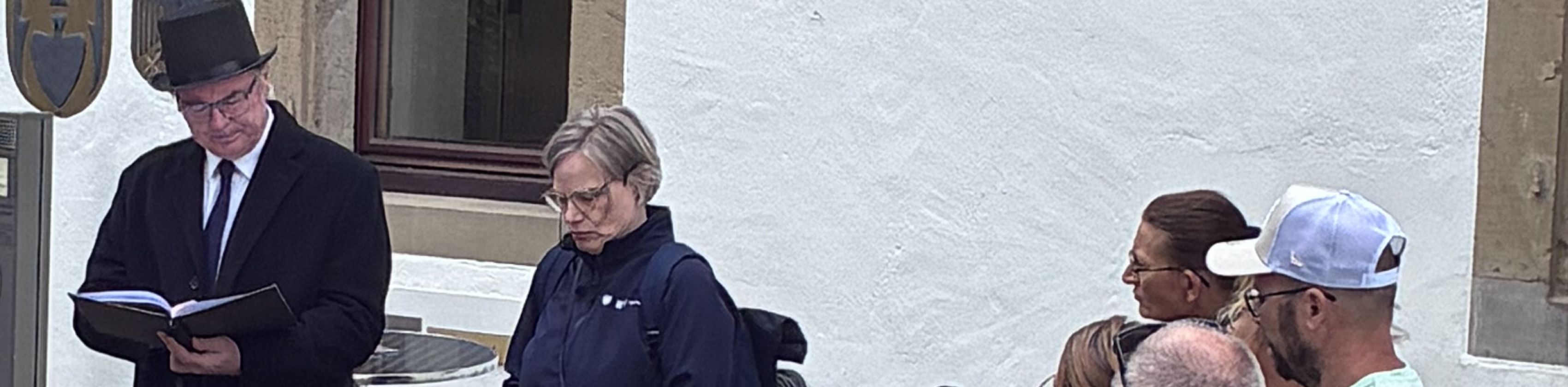Frau Eberlein und Ignaz Pfau (Thomas Fritsche) im Dialog, &copy; Ortskartell Kirchhausen